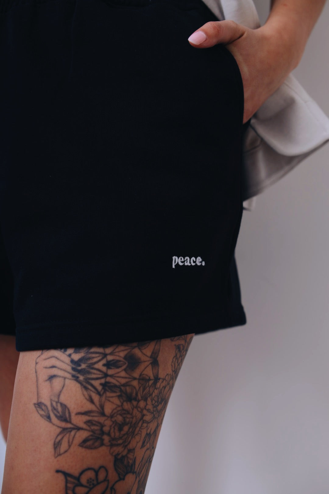 Peace Basics Damen Fleece-Shorts - Schwarz