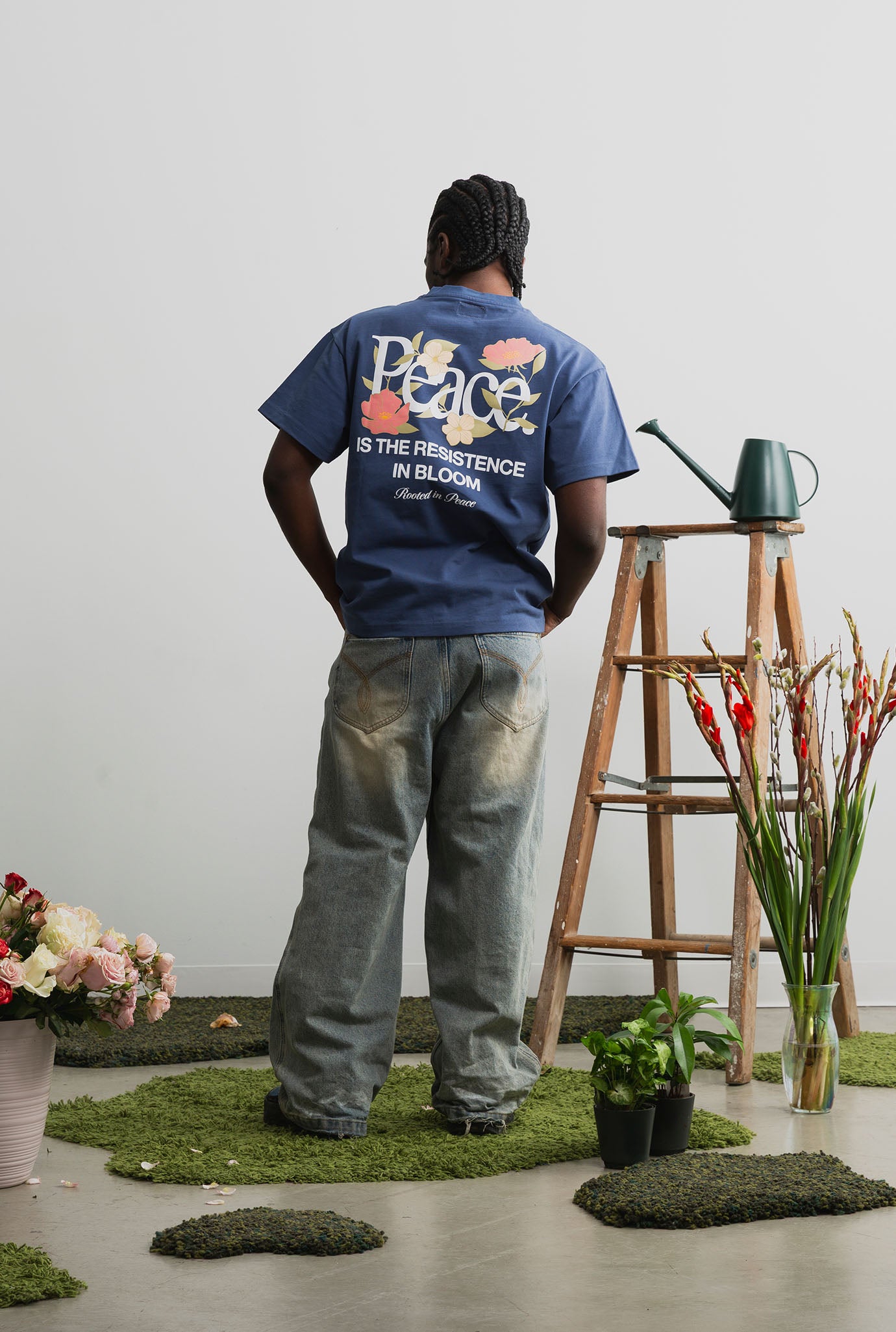 Resistance in Bloom Schwergewichtiges T-Shirt – Marineblau