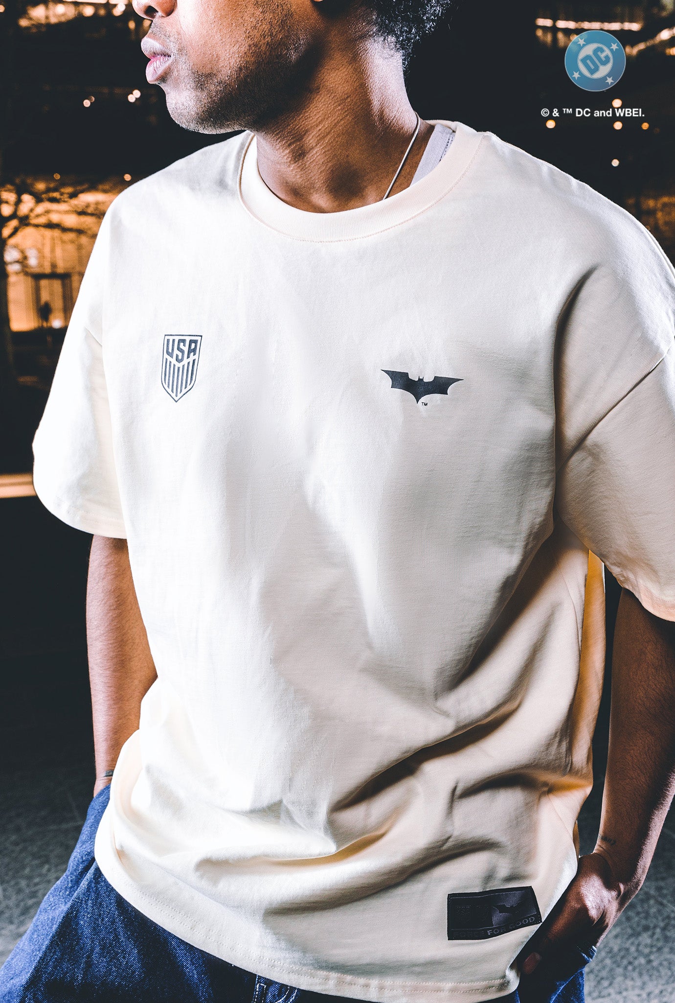 T-shirt poids lourd US Soccer x DC Comics « Se battre pour chaque pouce » - Ivoire