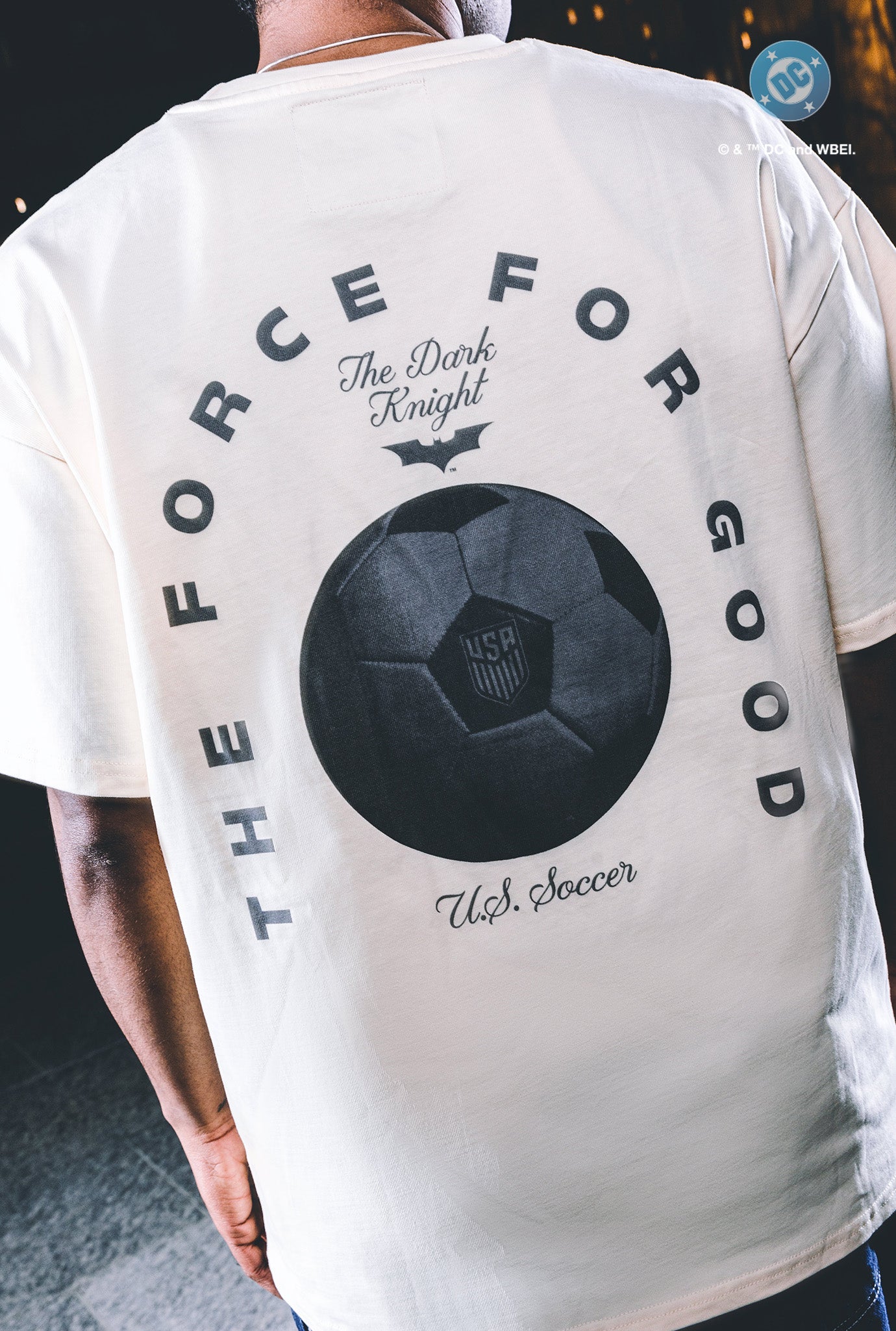 T-shirt poids lourd US Soccer x DC Comics « Se battre pour chaque pouce » - Ivoire