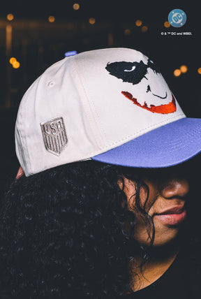 Gorra A-Frame US Soccer x DC Comics Joker - Marfil / Púrpura