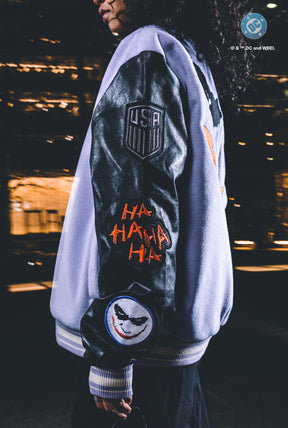 Chaqueta de nylon US Soccer x DC Comics Joker Varsity - Púrpura